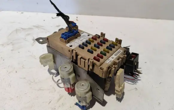 Subaru Impreza II Fuse module LB100601B