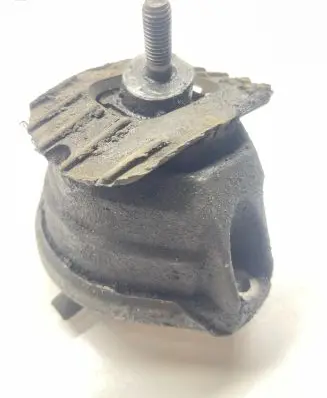 BMW 5 E60 E61 Engine mount bracket 6774620
