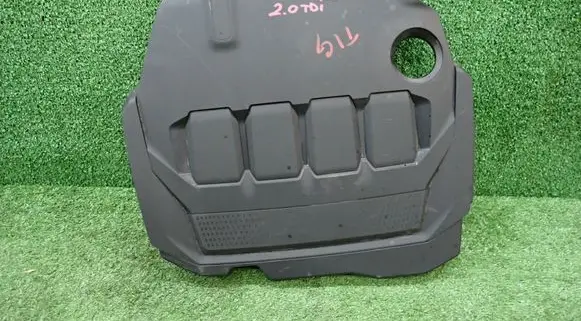 Volkswagen Tiguan Engine cover (trim) 05L103925E
