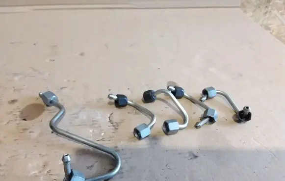 Fuel injector supply line/pipe