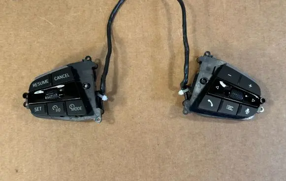 Steering wheel buttons/switches