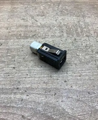 BMW X5 E70 USB socket connector 9167196