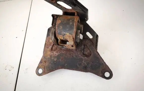 Toyota Yaris Engine mount bracket
