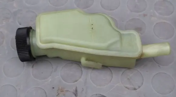 Mazda 5 Power steering fluid tank/reservoir
