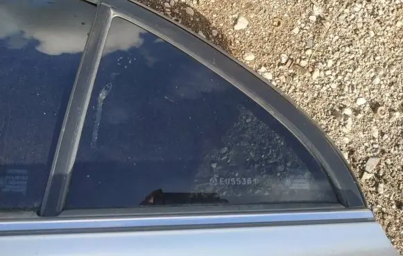 Toyota Avensis T250 Rear vent window glass 