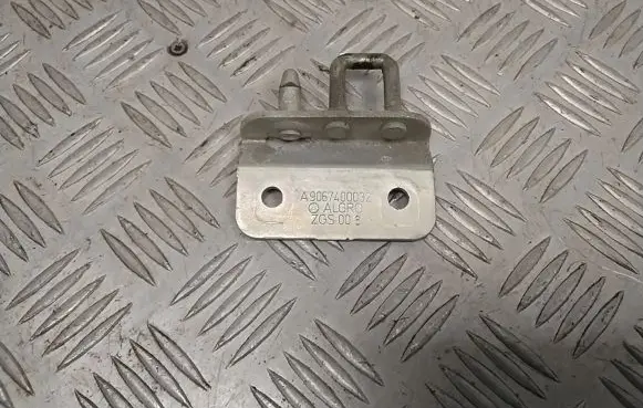 Mercedes-Benz Sprinter W906 Rear door lock loop/hook striker A9067400032