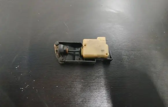 Volvo S60 Fuel tank cap lock motor 9483311 3606