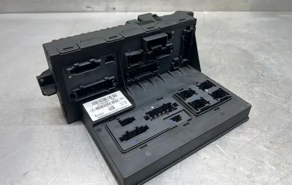 Mercedes-Benz E W211 Fuse module 2115453001 208689602