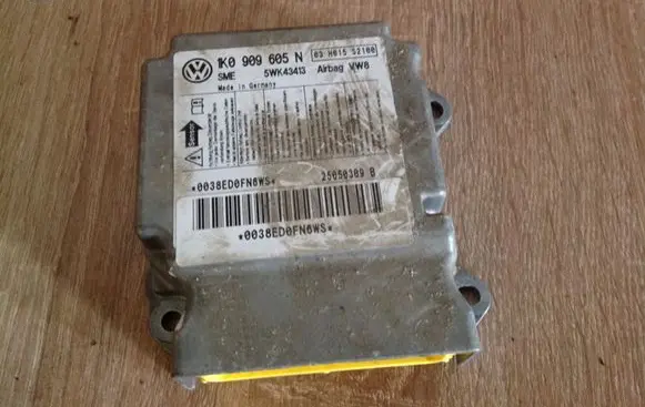 Volkswagen Golf V Airbag control unit/module 1K0909605N