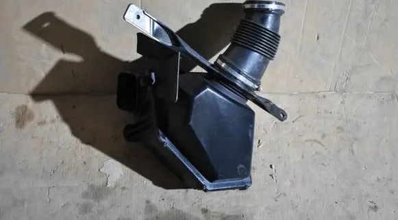 BMW M5 F90 Air filter box cover 