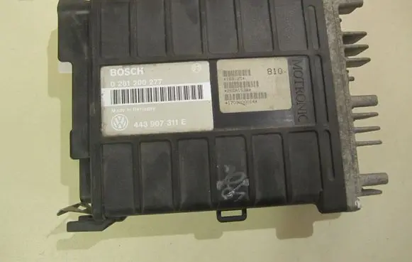 Volkswagen PASSAT B3 Engine control unit/module 443907311E