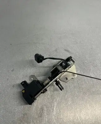 Volkswagen Touareg I Tailgate lock latch 7L0827506E