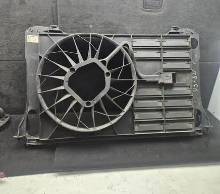 Radiator cooling fan shroud