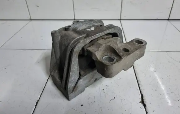 Engine mount bracket
