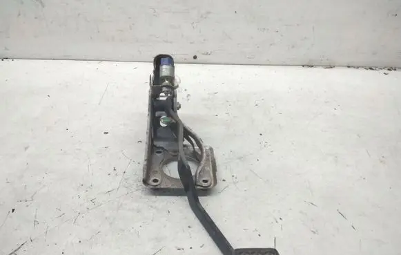 Toyota RAV 4 (XA20) Brake pedal