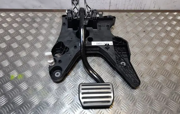 Porsche Cayenne (92A) Brake pedal bracket assembly 7P0723117B 7P0723117