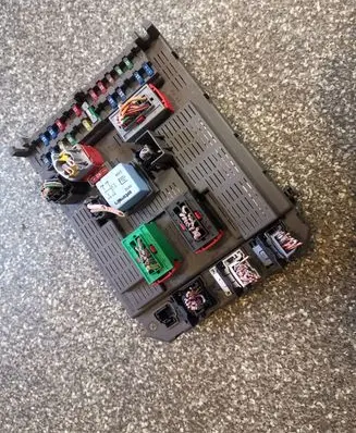 Peugeot 807 Fuse module 9649477480