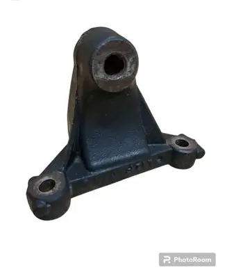 Engine mounting bracket