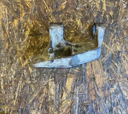 Opel Omega A Sway bar bush bracket, front 90183183 1112012