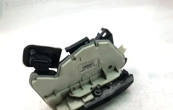 Volkswagen Golf VI Coupe door lock (next to the handle) 5K1837016B