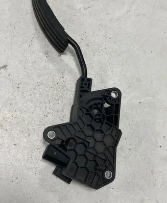 Accelerator throttle pedal