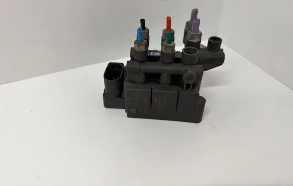 Audi Q7 4M Air suspension valve block 4M0616013A