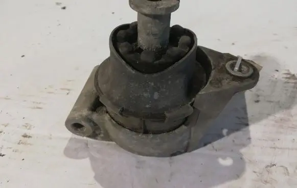 Opel Zafira B Engine mount bracket 24427641