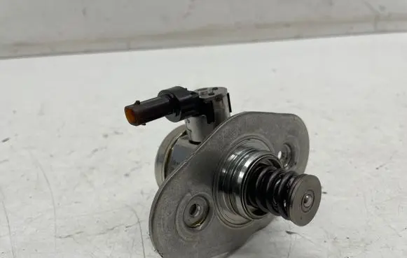 BMW 1 F20 F21 Fuel injection high pressure pump 0679305 0261520258