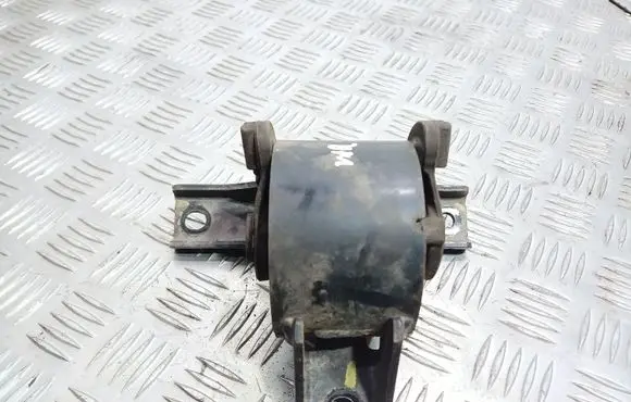 Suzuki SX4 Engine mount bracket