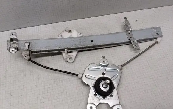 Rear door manual window regulator