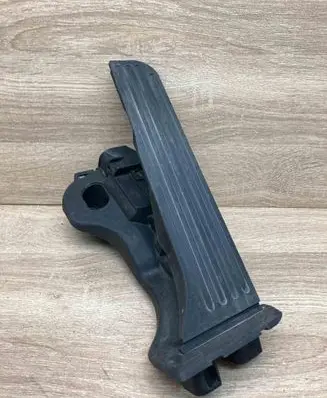 Accelerator throttle pedal