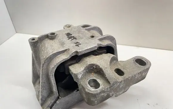 Seat Altea XL Engine mount bracket 1K0199262