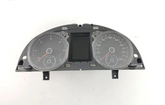 Volkswagen PASSAT B7 Speedometer (instrument cluster) 3C8920870J