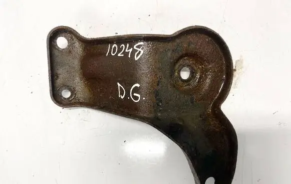 Hyundai Trajet Engine mounting bracket