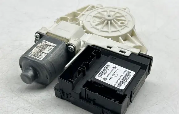 Volkswagen Tiguan Front door window regulator motor 1K0959792J