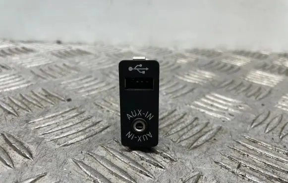BMW 5 F10 F11 AUX in-socket connector 9237653