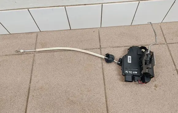 Audi A2 Front door lock 8Z1837015D