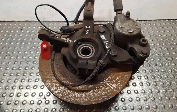Renault Twingo II Front wheel hub spindle knuckle S25056347 8200663586