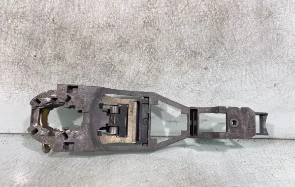 Volkswagen PASSAT B5 Rear door exterior handle/bracket 3b0837885866