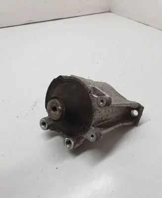 Honda CR-V Engine mount bracket