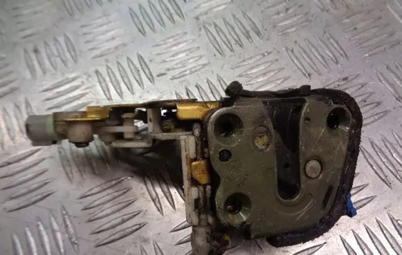 Subaru Impreza II Front door lock