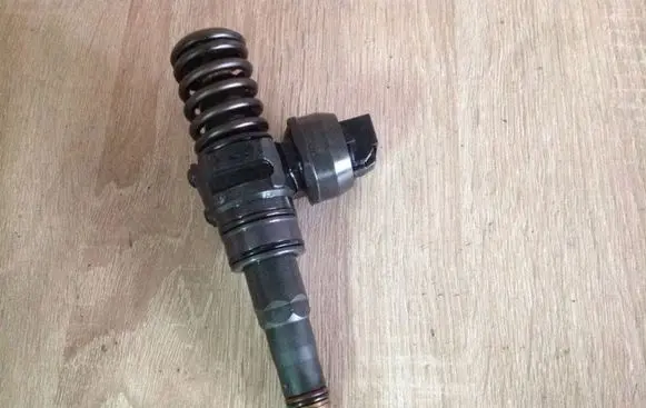 Volkswagen Golf V Fuel injector 0414720215