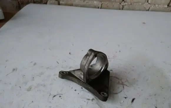 Opel Zafira C Driveshaft support bearing bracket 13219107