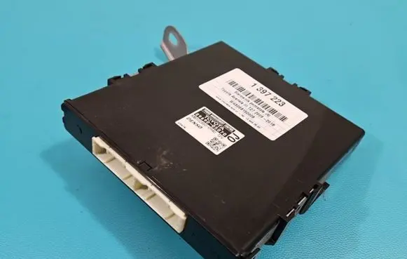 Toyota Avensis T270 Central body control module 89690-05070 IMPRK1397223