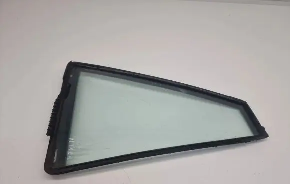 Suzuki Grand Vitara II Rear vent window glass 8466565J0