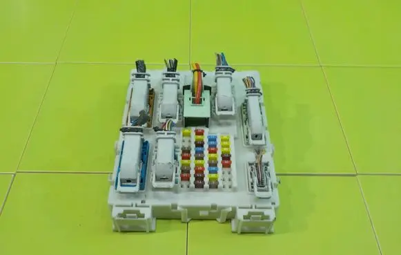Ford C-MAX II Fuse box set DV6T14A073HF BEZPIECZNIKOW