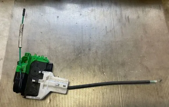Hyundai i40 Front door lock 813203Z010