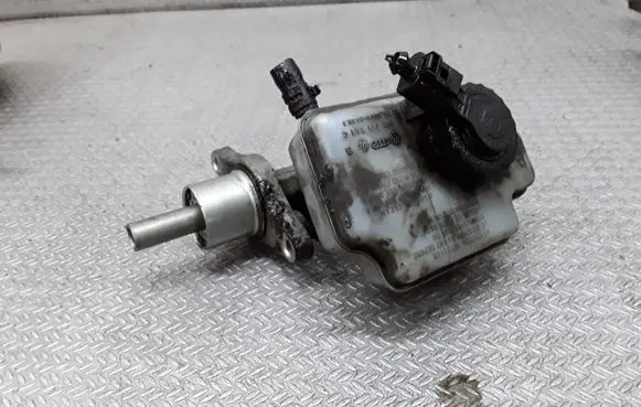 Volkswagen Caddy Master brake cylinder 1K1611301C