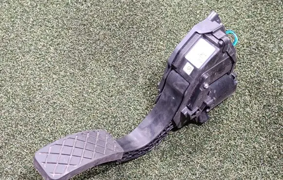 Porsche Cayenne (9Y0 9Y3) Accelerator throttle pedal 4M1723523 A2C74872300