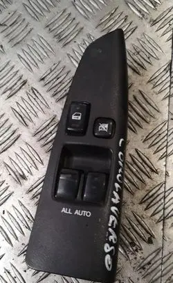 Toyota Corolla Verso E121 Electric window control switch 8404013061